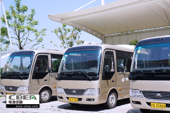 1463362678203012517.jpg 圖為杉杉股份運(yùn)營(yíng)的電動(dòng)客車(chē).jpg