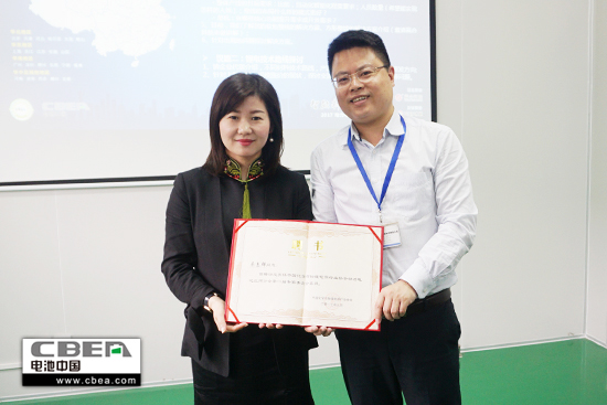 1492072716853069856.jpg 張總向蔡惠群頒發證書.jpg