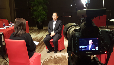 中國化學(xué)與物理電源行業(yè)協(xié)會秘書長劉彥龍接受《新能源1+1》視頻人物專訪節(jié)目組采訪