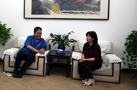 采訪風(fēng)帆有限責(zé)任公司董事長(zhǎng)李勇前,與嘉賓進(jìn)行交流 采訪風(fēng)帆有限責(zé)任公司董事長(zhǎng)李勇前,與嘉賓進(jìn)行交流