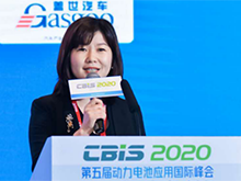 圖為中國化學(xué)與物理電源行業(yè)協(xié)會(huì)動(dòng)力電池應(yīng)用分會(huì)秘書長張雨主持開幕式