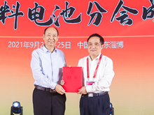 中國(guó)電池工業(yè)協(xié)會(huì)劉寶生理事長(zhǎng)為分會(huì)專家代表頒發(fā)聘書