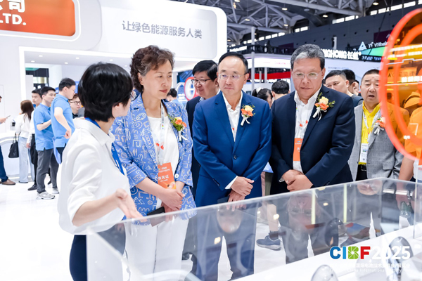 圖為電源行業(yè)協(xié)會(huì)領(lǐng)導(dǎo)和協(xié)會(huì)理事會(huì)部分成員代表參觀(guān)CIBF2025