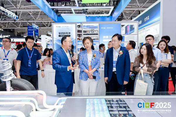 圖為電源行業(yè)協(xié)會(huì)領(lǐng)導(dǎo)和協(xié)會(huì)理事會(huì)部分成員代表參觀(guān)CIBF2025