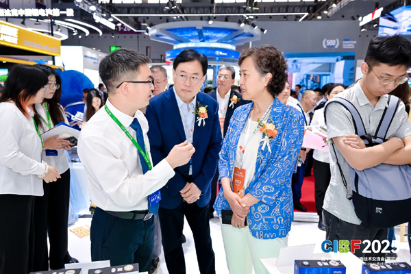 圖為電源行業(yè)協(xié)會(huì)領(lǐng)導(dǎo)和協(xié)會(huì)理事會(huì)部分成員代表參觀(guān)CIBF2025