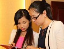 工作人員核對嘉賓名單