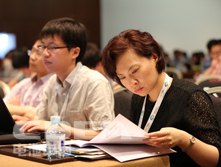 儲能國際峰會現場 嘉賓閱讀《白皮書》